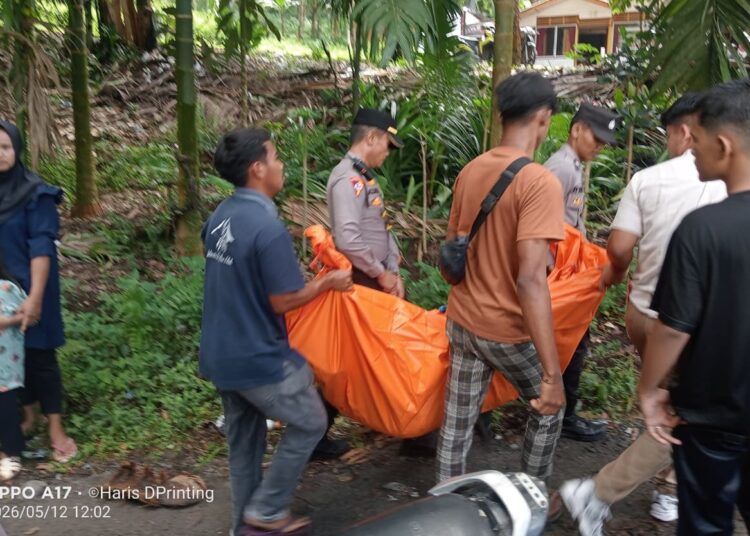 Polisi dan warga mengevakuasi jenazah siswa SMA yang tewas setelah tenggelam di Pemandian Lubuak Bonta, Nagari Kapalo Hilalang, Kecamatan 2x11 Kayu Tanam, Padang Pariaman, pada Selasa (12/5/2026) pukul 12.00 WIB. Foto: BPBD Padang Pariaman