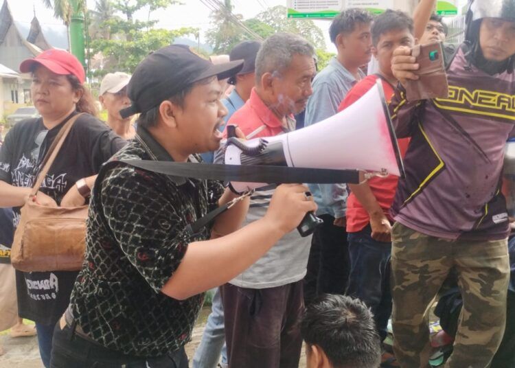 Massa yang tergabung dalam Mahasiswa Peduli HAM (MPH) bersama masyarakat peduli Karim menggelar aksi demonstrasi di Rumah Sakit Jiwa (RSJ) Prof. Dr. HB Saanin, Jalan Raya Gadut No.3, Limau Manis Selatan, Kecamatan Pauh, Kota Padang, Sumatera Barat, Selasa (12/5/2026).