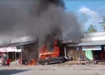 Detik-Detik Mobil Kijang Terbakar di Kabupaten Solok