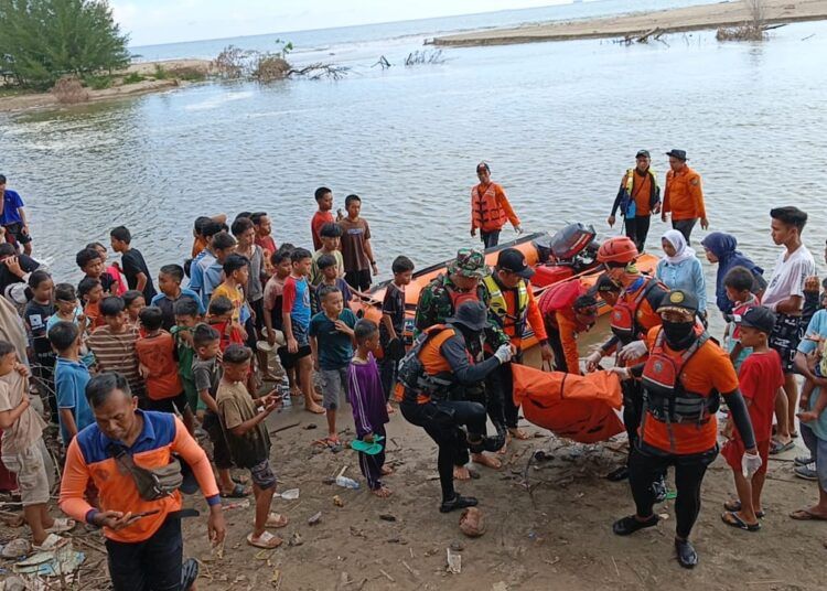 Seorang bocah laki-laki bernama Jestra usia 10 tahun, yang terseret ombak di Pantai Simpang Tigo Buayo Putiah, Kampuang Pasar Taratak, Nagari Taratak, Kecamatan Sutera, Kabupaten Pesisir Selatan, Sumatera Barat, ditemukan meninggal dunia pada Selasa (12/5/2026) sore. Foto: Basarnas Padang