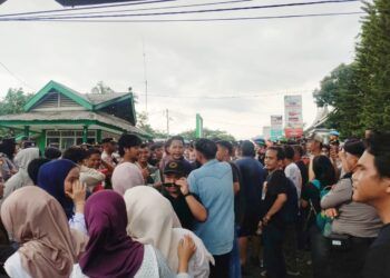Massa Aksi Desak RSJ HB Saanin Padang Hadirkan Dokter yang Merawat Karim Sebelum Meninggal