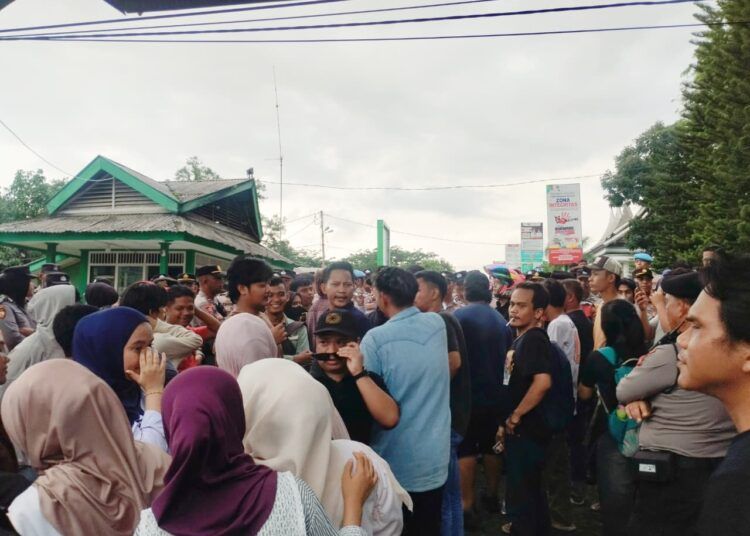 Puluhan orang menggelar aksi demonstrasi di Rumah Sakit Jiwa (RSJ) Prof. Dr. HB Saanin, Jalan Raya Gadut No.3, Limau Manis Selatan, Kecamatan Pauh, Kota Padang, Sumatera Barat, Selasa (12/5/2026). Foto: Qadri/Sumbarkita