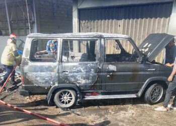 Mobil Kijang Terbakar di Kabupaten Solok, Api Nyaris Hanguskan Rumah Warga