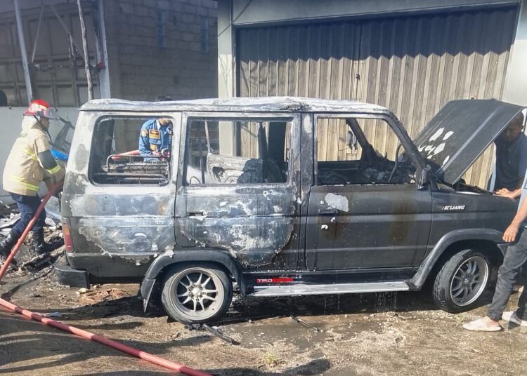 Satu unit mobil jenis Toyota Kijang minibus hangus terbakar di kawasan Sawah Ilie, Nagari Talang, Kecamatan Gunung Talang, Kabupaten Solok, pada Selasa (12/5/2026) sore.