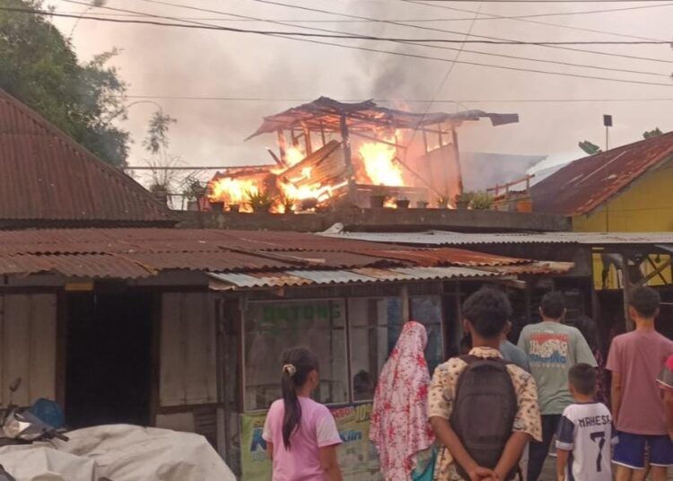 Kebakaran melanda kawasan Banuaran Nan XX, Kecamatan Lubuk Begalung, Kota Padang, Sumatera Barat, pada Selasa (12/5/2026) sore.