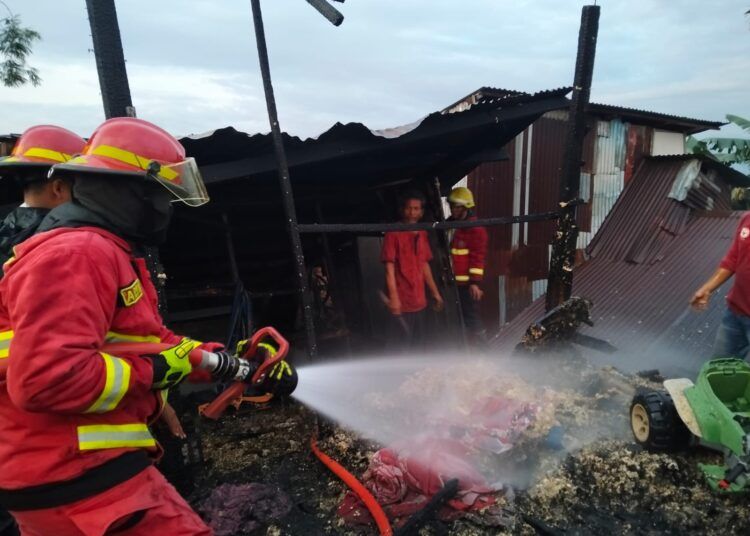 Kebakaran melanda sebuah rumah di kawasan Banuaran No. 6, RT 02/RW 04, Kelurahan Banuaran Nan XX, Kecamatan Lubuk Begalung, Kota Padang, Selasa (12/5/2026) sekitar pukul 17.30 WIB. Peristiwa tersebut menghanguskan gudang di lantai dua rumah milik seorang warga bernama Irlaili (73).