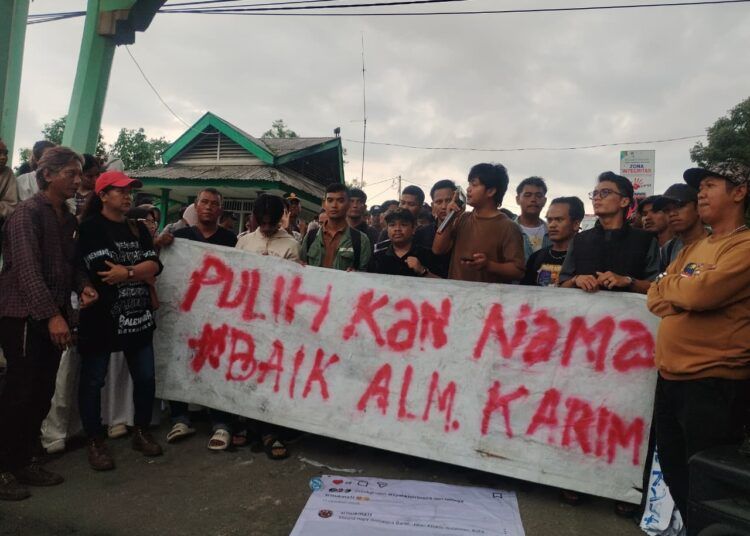 Massa yang tergabung dalam Mahasiswa Peduli HAM (MPH) bersama masyarakat peduli Karim menggelar aksi demonstrasi di Rumah Sakit Jiwa (RSJ) Prof. Dr. HB Saanin, Jalan Raya Gadut Nomor 3, Limau Manis Selatan, Kecamatan Pauh, Kota Padang, Sumatera Barat, pada Selasa (12/5/2026).