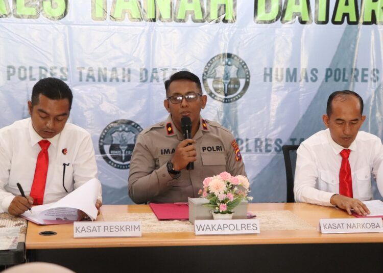 Satuan Reserse Kriminal (Satreskrim) Polres Tanah Datar menggagalkan upaya perdagangan bagian satwa dilindungi berupa 15 kilogram sisik trenggiling kering pada Senin (27/4/2026)