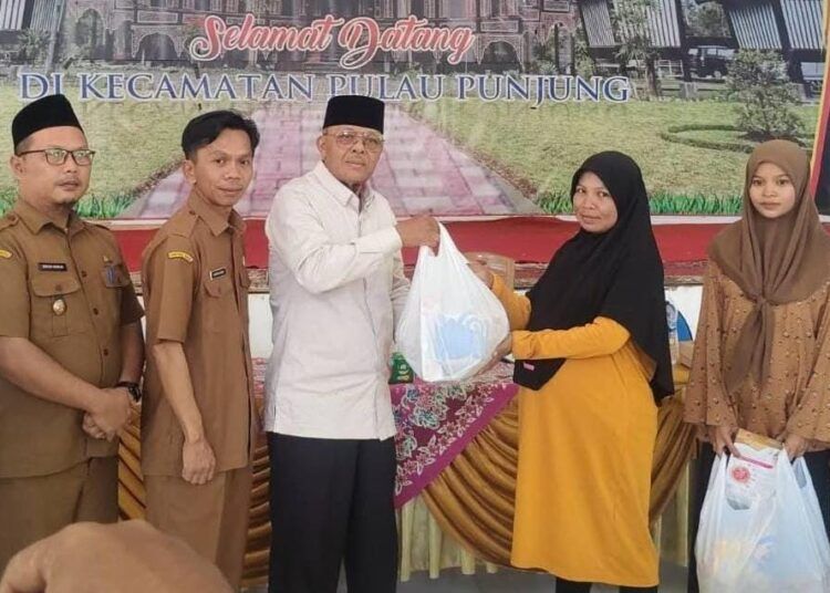 Pemerintah Kabupaten (Pemkab) Dharmasraya menyerahkan bantuan permakanan kepada 141 ibu hamil dari kategori desil 1 dan desil 2 atau kelompok masyarakat miskin ekstrem.