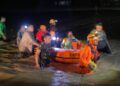 Terjebak Banjir, 12 Warga Tanah Datar Dievakuasi dengan Perahu Karet