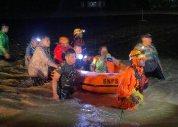 Terjebak Banjir, 12 Warga Tanah Datar Dievakuasi dengan Perahu Karet