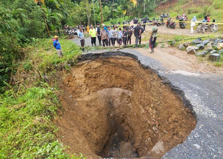 Sebuah lubang menganga akibat tanah ambalas di jalan nagari di Nagari Situjuah Ladang Laweh, Kecamatan Situjuah Limo Nagari, Lima Puluh Kota, pada Selasa (12/5/2026) malam.