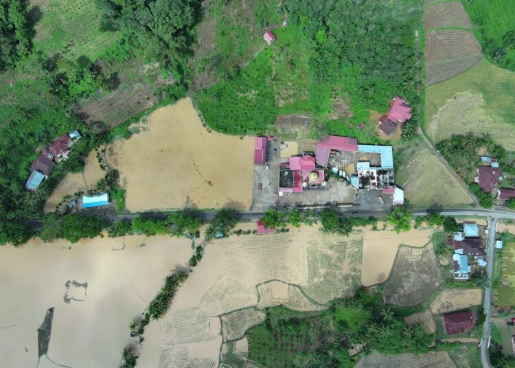 Hujan deras yang mengguyur Kabupaten Tanah Datar sejak Selasa (12/5/2026) sore memicu terjadinya tanah longsor, banjir, hingga luapan sungai di sejumlah wilayah. (Foto: BPBD Tanah Datar)