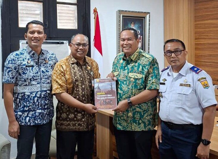 Wali Kota Pariaman, Yota Balad, mengusulkan penambahan bus sekolah hingga pemasangan marka jalan nasional dan Alat Pemberi Isyarat Lalu Lintas (APILL) saat berkunjung ke Kementerian Perhubungan RI pada Selasa (12/5/2026).