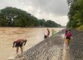 Debit Air Sungai Banda Bakali Padang Meningkat, Warga Ramai Menjala Ikan
