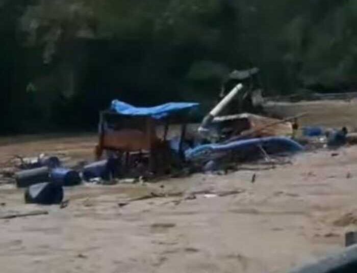 Sejumlah ponton yang diduga sebagai alat tambang hanyut terbawa arus deras sungai di kawasan Silokek, Kabupaten Sijunjung, Sumatera Barat, pada Rabu (13/5/2026). Foto: Tangkapan layar media sosial
