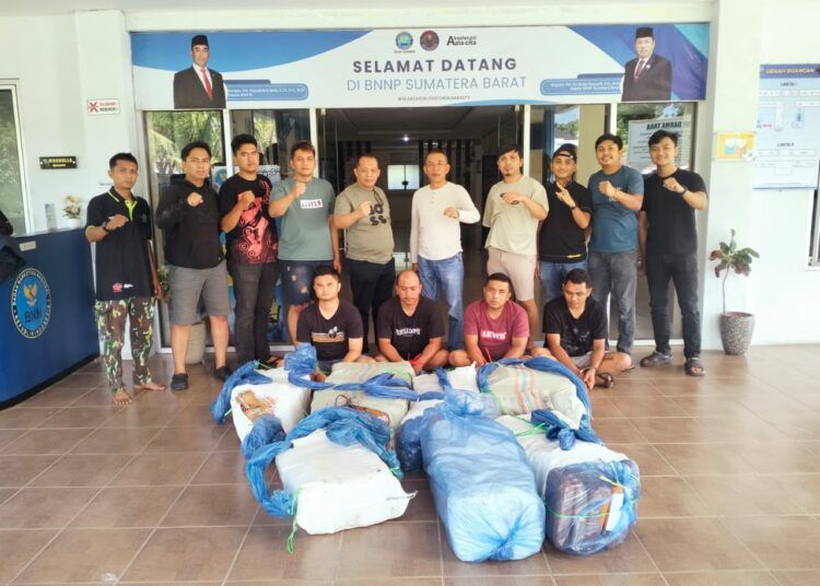 Empat pelaku yang diduga terlibat dalam jaringan peredaran gelap narkotika lintas provinsi ditangkap Tim Pemberantasan Badan Narkotika Nasional Provinsi (BNNP) Sumatera Barat di Jalan KM 5 Bukittinggi-Medan, Jorong Batang Palupuah, Nagari Koto Rantang, Kecamatan Palupuah, Kabupaten Agam.