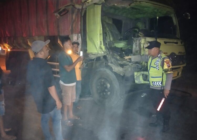 Bagian depan truk remuk setelah bertabrakan dengan mobil travel di Jalan Lintas Sumatera, tepatnya di depan kantor JNT, Jorong Bukit Berbunga Nagari Sungai Rumbai Timur, Kecamatan Sungai Rumbai, Dharmasraya, Sumatera Barat (Sumbar), pada Kamis (14/5/2026) sekitar pukul 3.30 WIB. Foto: Polres Dharmasraya