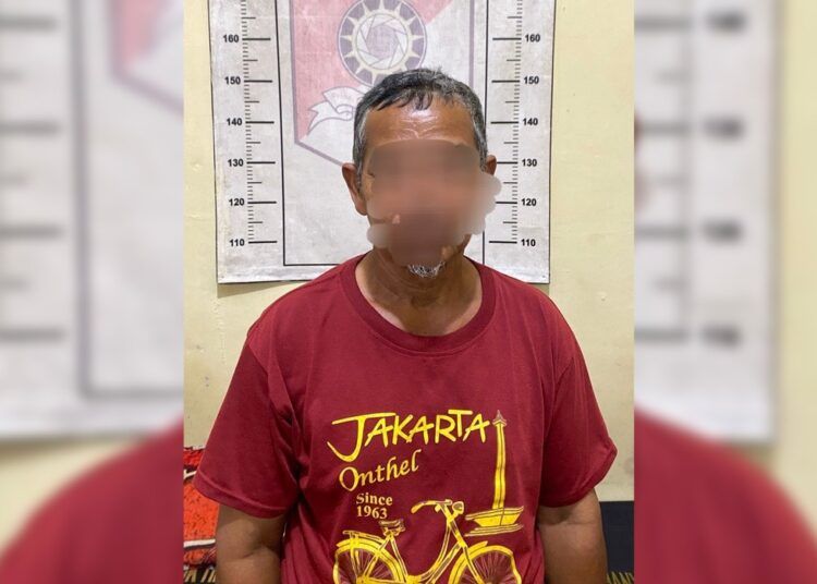 Polisi menahan seorang pria lansia pada Rabu (13/5/2026) sebagai tersangka pencabul anak di bawah umur, yang merupakan siswi SMA. Foto: Polres Padang Panjang
