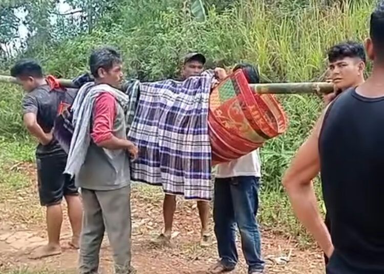Beredar sebuah video yang memperlihatkan seorang ibu hamil yang hendak melahirkan di kawasan Jorong Rura Patontang, Nagari Pematang Panjang, Kecamatan Koto Balingka, Kabupaten Pasaman Barat, Sumatera Barat, ditandu menuju rumah sakit. Foto: Tnagkapan layar media sosial