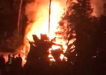 Sebuah rumah kayu dan dua sepeda motor terbakar di pinggir Danau Maninjau, Jorong Sungai Tampang, Nagari Tanjung Sani, Kecamatan Tanjung Raya, Agam, Sumatera Barat (Sumbar), pada Kamis (14/5/2026) malam.