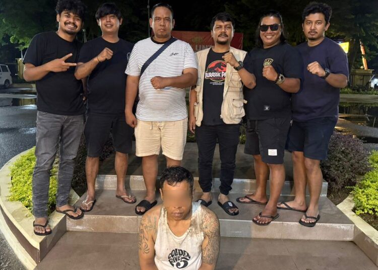 Polisi menangkap seorang pria di rumah temannya di Kelurahan Kalumbuk, Kecamatan Kuranji, Padang, pada Rabu (13/5/2026) sekitar pukul 19.00 WIB. Foto: Polresta Padang