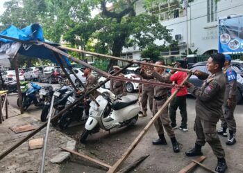 Ditinggal Usai Berjualan, Lapak PKL di Padang Dibongkar Petugas