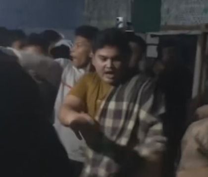 Dua pasang kekasih diduga berbuat mesum hingga digerebek warga di sebuah kawasan Padang Aro, Kecamatan Sangir, Kabupaten Solok Selatan, Sumatera Barat. Foto: Tangkapan layar media sosial