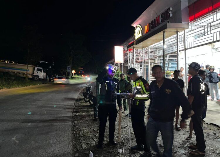 Kecelakaan maut kembali terjadi di jalur lintas Solok–Padang. Sebuah truk roda enam bertabrakan dengan sepeda motor di Jorong Aro, Nagari Talang, Kecamatan Gunung Talang, Kabupaten Solok, Jumat (15/5/2026) sekitar pukul 21.45 WIB.