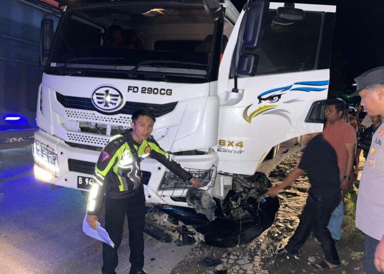 Kecelakaan maut kembali terjadi di jalur lintas Solok–Padang. Sebuah truk roda enam bertabrakan dengan sepeda motor di Jorong Aro, Nagari Talang, Kecamatan Gunung Talang, Kabupaten Solok, Jumat (15/5/2026) sekitar pukul 21.45 WIB.