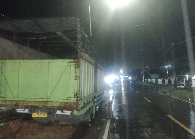 Truk yang ditabrak sepeda motor di Jalan Lintas Sumatera, tepatnya di depan SPBU Kumpulan, Padang Kolodan, Jorong Tabiang, Nagari Koto Kaciak, Kecamatan Bonjol, Pasaman, pada Jumat (15/5/2026) sekitar pukul 18.45 WIB terparkir di pinggir jalan. Foto: Polres Pasaman