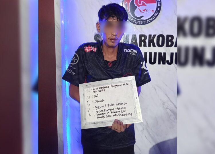 Polisi menangkap seorang pemuda di dalam penginapan Telabang Sakti di Jorong Kamang, Nagari Kamang, Kecamatan Kamang Baru, Sijunjung, Sumbar, pada Kamis (14/5/2026) sekitar pukul 7.00 WIB atas dugaan mengedarkan sabu-sabu. Foto: Polres Sijunjung