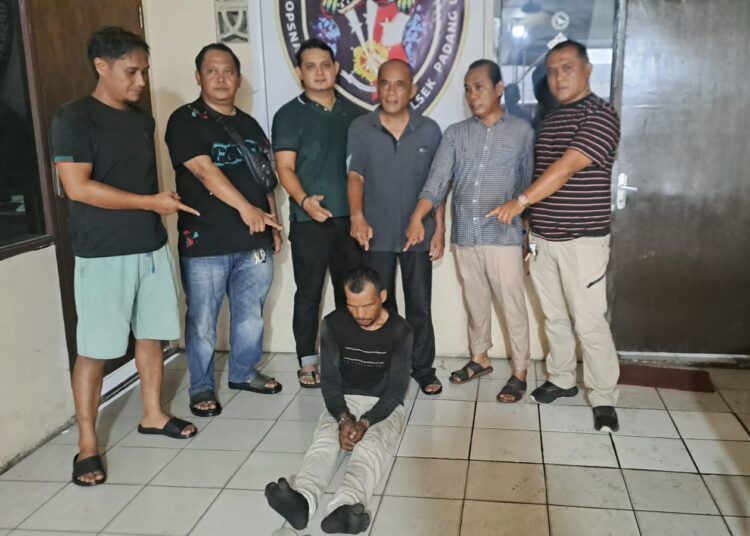 Polisi menangkap seorang pria di Jalan Simpang Sari Batu, Kelurahan Ulak Karang, Kecamatan Padang Utara, Padang, Sumbar, pada Jumat (15/5/2026) sekitar pukul 15.30 WIB atas dugaan mencuri kayu bangunan. Foto: Polsek Padang Utara