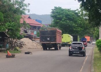 Antrean Truk Mengular di SPBU Pisang Padang, Sopir Menunggu Berjam-jam