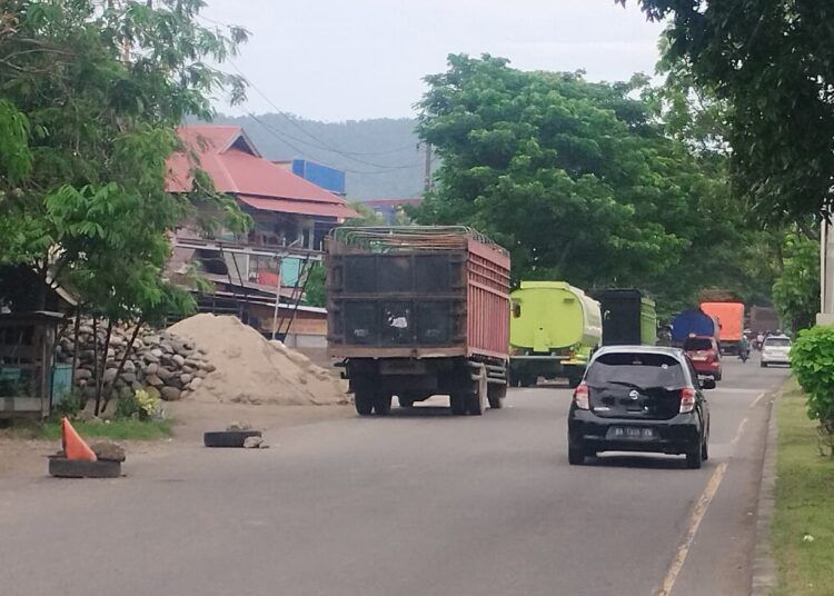 Antrean truk untuk mengisi solar terlihat mengular dari Simpang Ketaping hingga kawasan SPBU Pisang, Kecamatan Pauh, Kota Padang, Sumatera Barat (Sumbar), pada Sabtu (16/5/2026) sore. Foto: Qadri Hayatul/Kabarminang.com