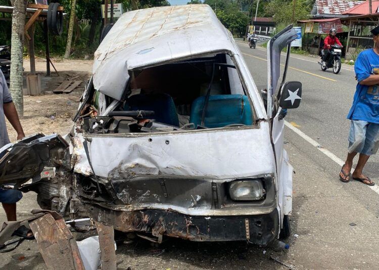 Sebuah minibus ringsek bagian depannya setelah ditabrak truk tangki di Jalan Umum Padang–Bukittinggi, tepatnya di Korong Tanjung Aur, Nagari Pakandangan, Kecamatan Enam Lingkung, Padang Pariaman, pada Sabtu (16/5/2026) sekitar pukul 9.40 WIB. Foto: Polres Padang Pariaman