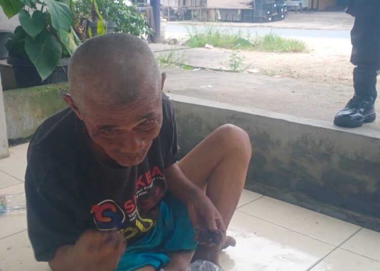Seorang lansia terlantar ditemukan warga dalam kondisi lemas di tengah jalan depan Rumah Makan Bodi Caniago, Jorong Sarilamak, Nagari Sarilamak, Kecamatan Harau, Kabupaten Lima Puluh Kota, Sumatera Barat, Minggu (17/5/2026) sekitar pukul 06.45 WIB.