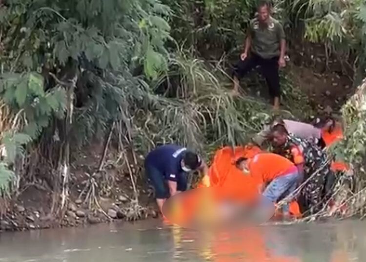Warga dikejutkan dengan penemuan sesosok mayat pria di tepi sungai dekat Lapangan Matador, Jalan Sutan Syahrir, Kecamatan Padang Selatan, Kota Padang, Sumatera Barat, pada Minggu (17/5/2026) pukul 13.40 WIB.