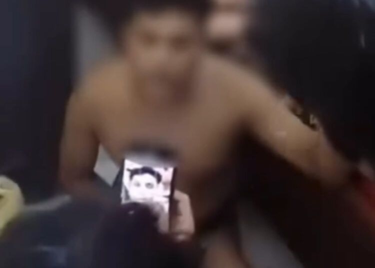 Dua pria diduga digerebek dalam kondisi tanpa busana saat berada di dalam kamar kos di kawasan Jalan Gajah IV, Air Tawar, Kota Padang, Sumatera Barat.