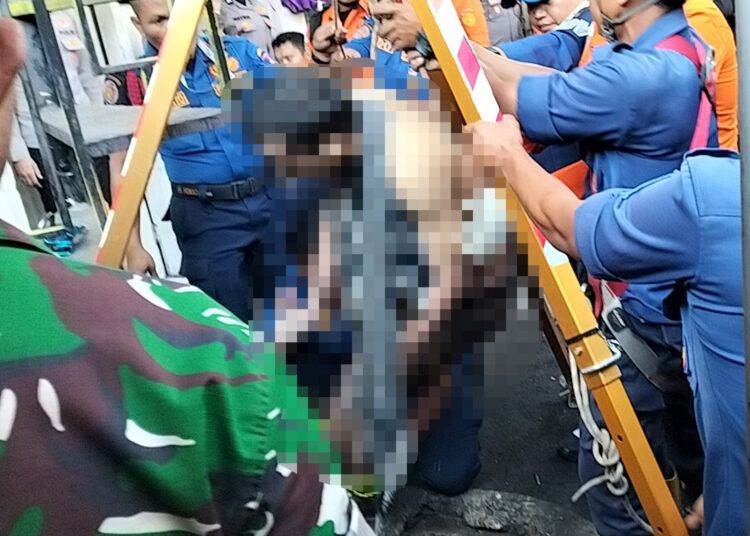 Warga kawasan Pasar Ambacang, Kecamatan Kuranji, Kota Padang, Sumatera Barat, digegerkan dengan penemuan mayat seorang pria di dalam sumur pada Senin (18/5/2026) pagi. Foto: Damkar Padang