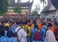 Mahasiswa Sumbar Demo di Kantor Gubernur, Soroti Kinerja hingga Anggaran Bencana
