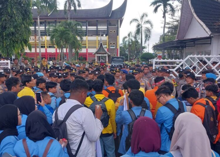 Puluhan mahasiswa yang tergabung dalam Aliansi Badan Eksekutif Mahasiswa Seluruh Indonesia (BEM SI) Sumatera Barat kembali menggelar aksi demonstrasi di depan gerbang Kantor Gubernur Sumatera Barat, Senin (18/5/2026) sekitar pukul 15.00 WIB.