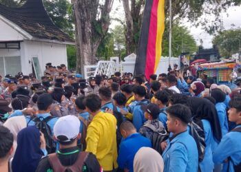 Mahyeldi Kembali Tak Temui Massa, Aksi Mahasiswa di Kantor Gubernur Sumbar Ricuh Sesaat