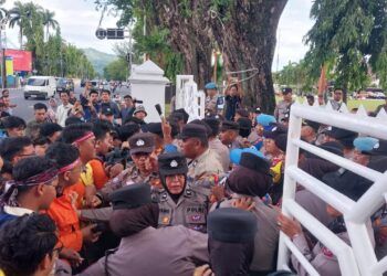 Mahasiswa Demo di Kantor Gubernur Sumbar, Kritik Mahyeldi Dua Periode Menjabat, Kinerja Belum Maksimal