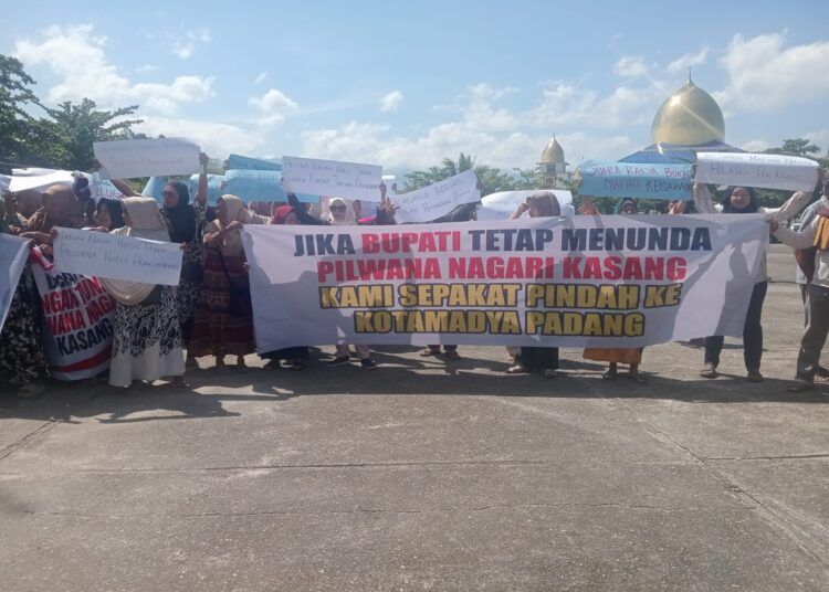 Ratusan warga Nagari Kasang, Kecamatan Batang Anai, Kabupaten Padang Pariaman, menggelar aksi unjuk rasa menuntut Bupati Padang Pariaman mencabut Surat Keputusan (SK) terkait penundaan Pemilihan Wali Nagari (Pilwanag) serentak di wilayah tersebut, Senin (18/5/2026).
