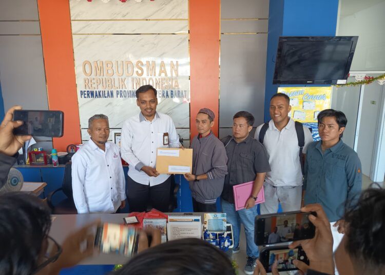 Wahana Lingkungan Hidup Indonesia (Walhi) Sumatera Barat bersama perwakilan warga Nagari Kasang, Kabupaten Padang Pariaman, melaporkan dugaan maladministrasi penerbitan izin tambang andesit ke Ombudsman RI Perwakilan Sumbar pada Senin (18/5/2026).