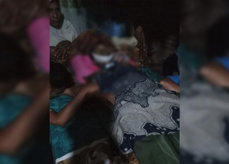 Seorang pria disemayamkan di rumahnya di Kampung Kayu Aro, Nagari Gantiang Mudiak Selatan Surantih, Kecamatan Sutera, Pesisir Selatan, Sumatera Barat (Sumbar), setelah tewas karena hanyut di sungai pada Senin (18/5/2026) sekitar pukul 17.00 WIB. Foto: Polres Pesisir Selatan