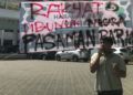 Jalan Rusak Makan Korban, Pemuda Pasaman Barat Demo Sendiri di Kantor DPRD Sumbar