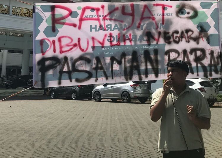 Seorang pemuda asal Ujung Gading, Pasaman Barat, Sumatera Barat (Sumbar), berdemonstrasi sendiri di depan Kantor DPRD Sumbar di Padang pada Selasa (19/5/2026). Pemuda bernama Fardian Pratama itu berunjuk rasa sejak pukul 10.00 hingga 11.30 WIB untuk memprotes buruknya jalan di Jorong Rura Patontang, Nagari Pematang Panjang, Kecamatan Koto Balingka, sehingga mengakibatkan korban jiwa. Foto: Dokumentasi pribadi