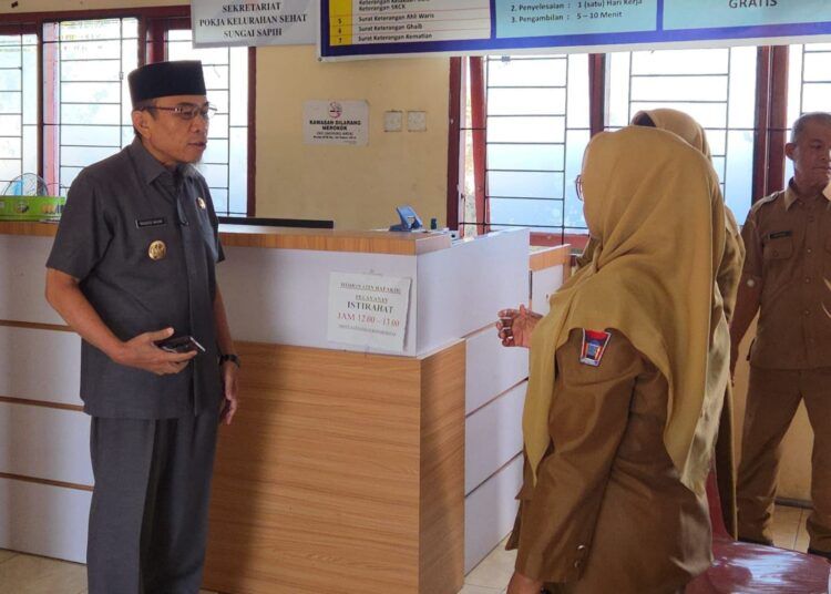 Wakil Wali Kota Padang, Maigus Nasir, melakukan inspeksi mendadak (sidak) ke Kantor Kelurahan Sungai Sapih, Kecamatan Kuranji, Selasa (19/5/2026).